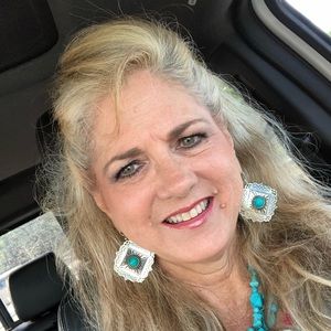 Meet your Posher, Debbie